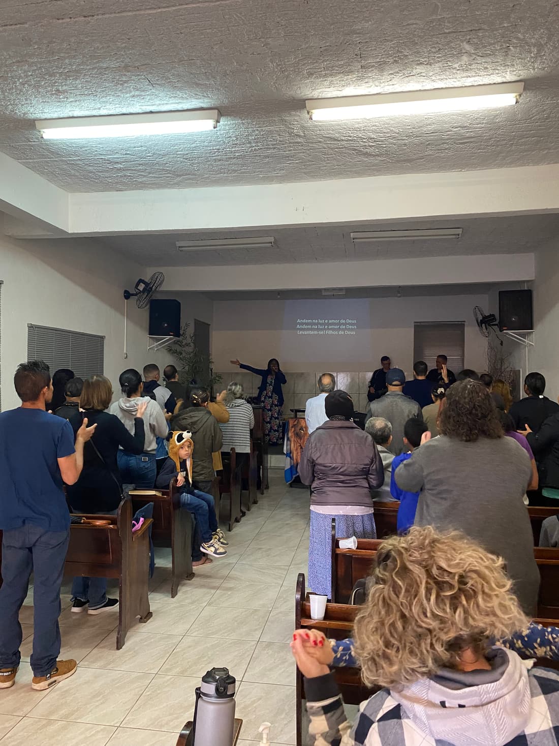 A congregation worshipping in the sanctuary of Casa de Jesus